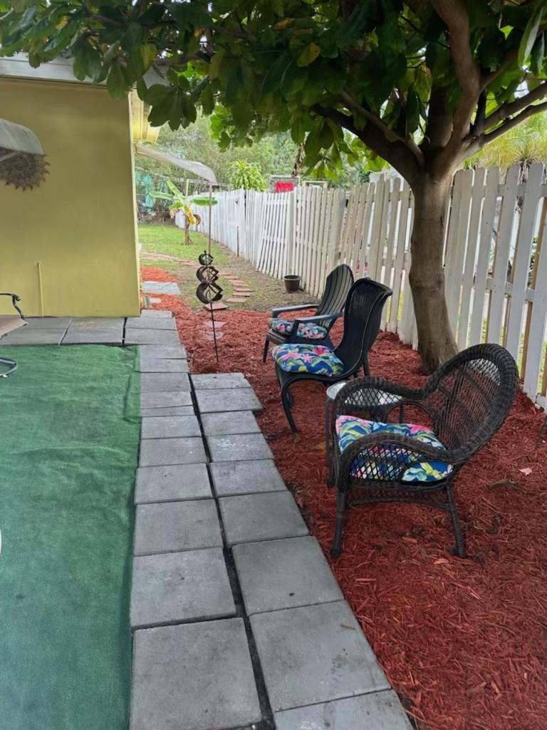 3 Bedroom House Fenced Backyard Private Patio Areas Grill Firepit Plenty Parking! Quick Access 10 Min To Beach Airport Delray West Palm Lake Worth Beach Luaran gambar