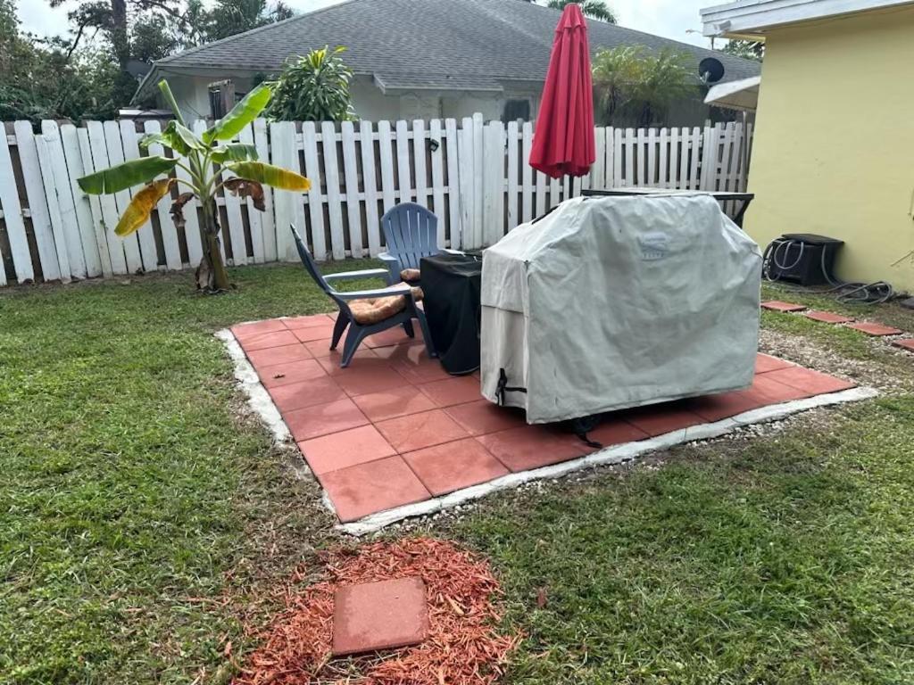 3 Bedroom House Fenced Backyard Private Patio Areas Grill Firepit Plenty Parking! Quick Access 10 Min To Beach Airport Delray West Palm Lake Worth Beach Luaran gambar